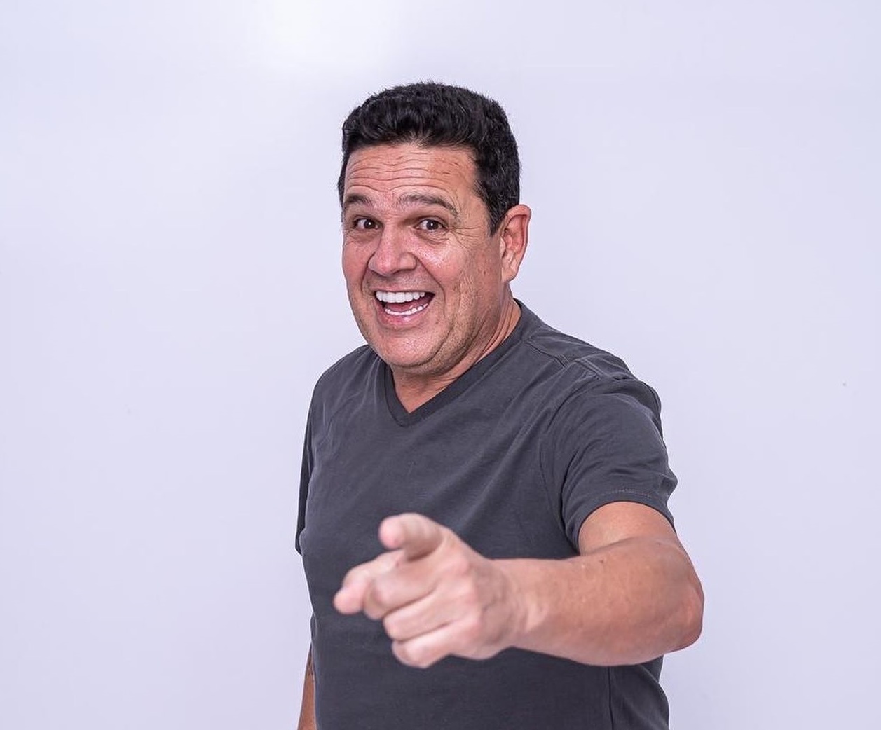 noticia Cristiano Lopes: do improviso ao cinema, a trajetória de um ator em ascensão