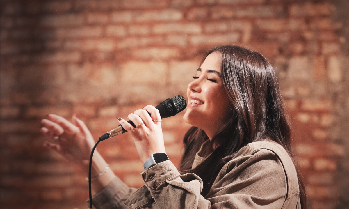 noticia Brenda Danese apresenta o single e clipe “Abandono o Meu Poço” pela Universal Music