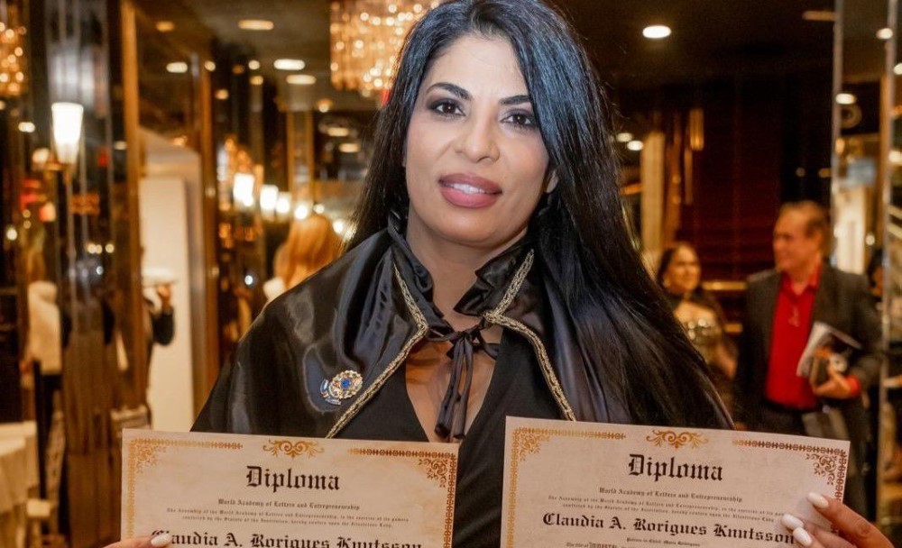 noticia Poderosa! Claudia Knutsson ganha honraria internacional em cerimônia especial