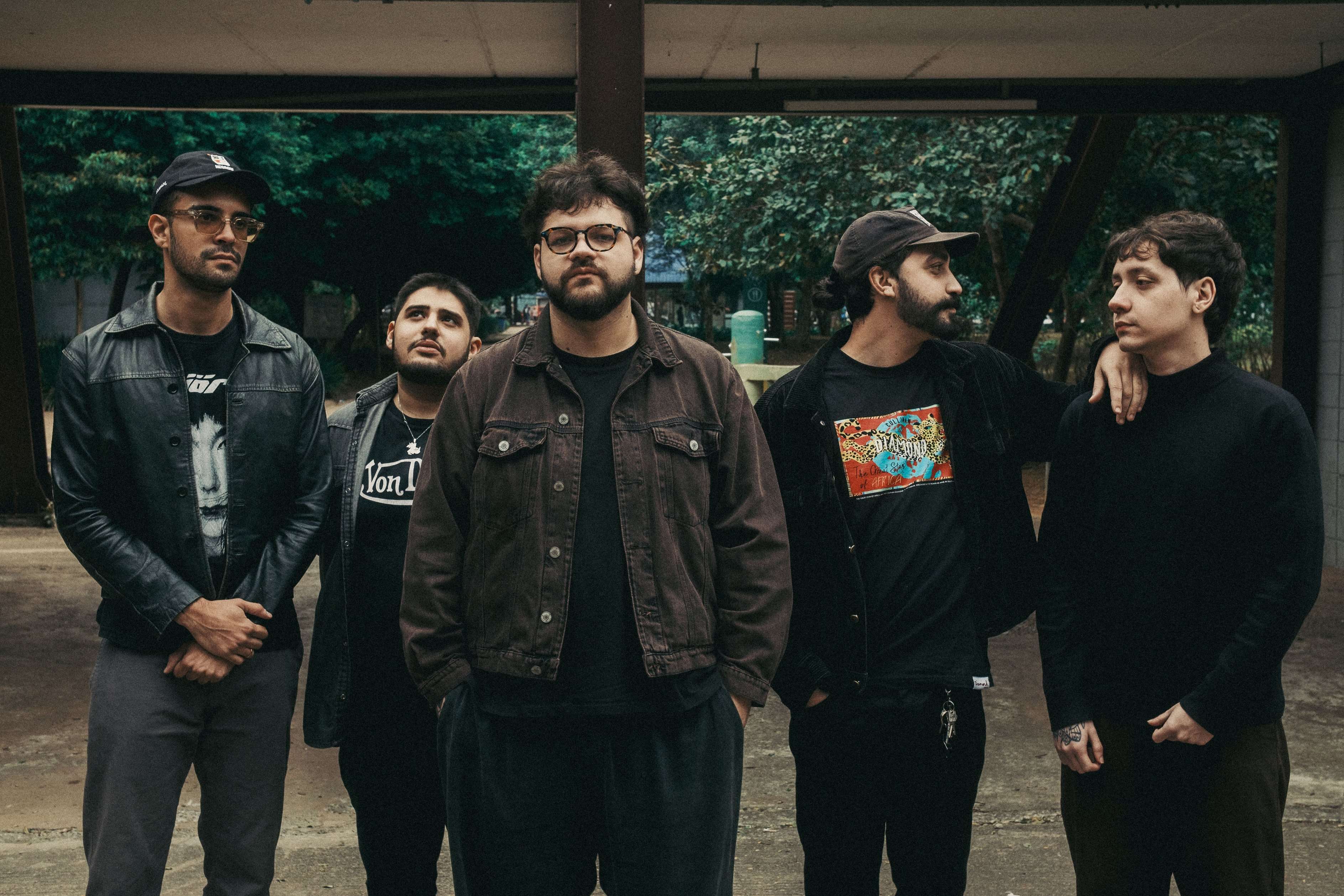 noticia queda-livre chega com emocore explosivo em primeiro álbum da carreira, “Quase.”