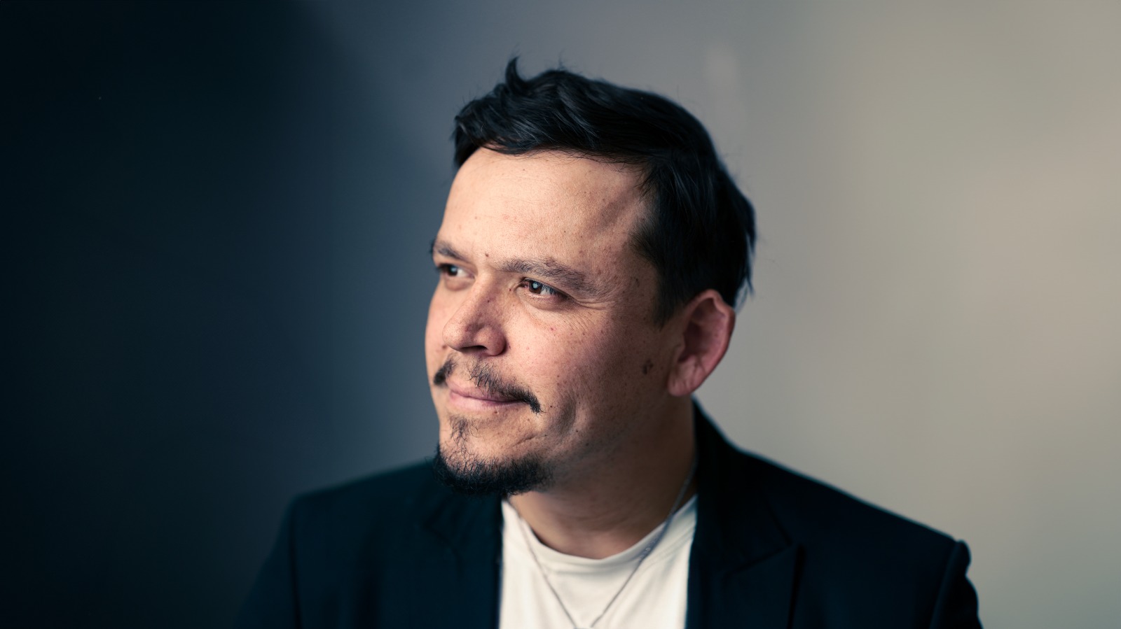 noticia Dadai lança “Tu Sombra En Mí”, dueto com Amanda Garcia, em clipe gravado na neve 