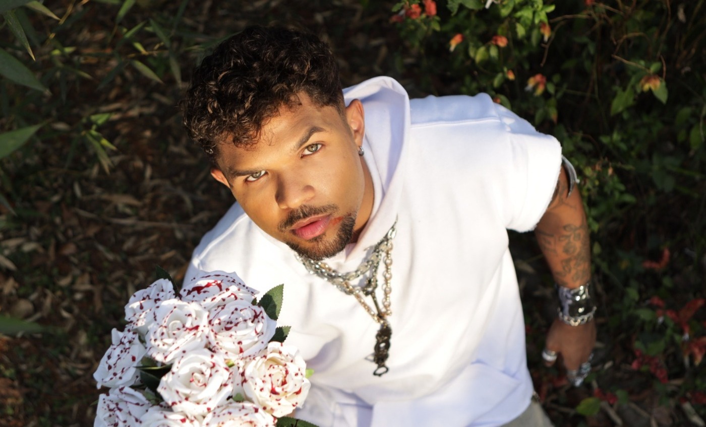 noticia Gabriel Sebastian explora a dualidade do desejo e da devoção no clipe de 