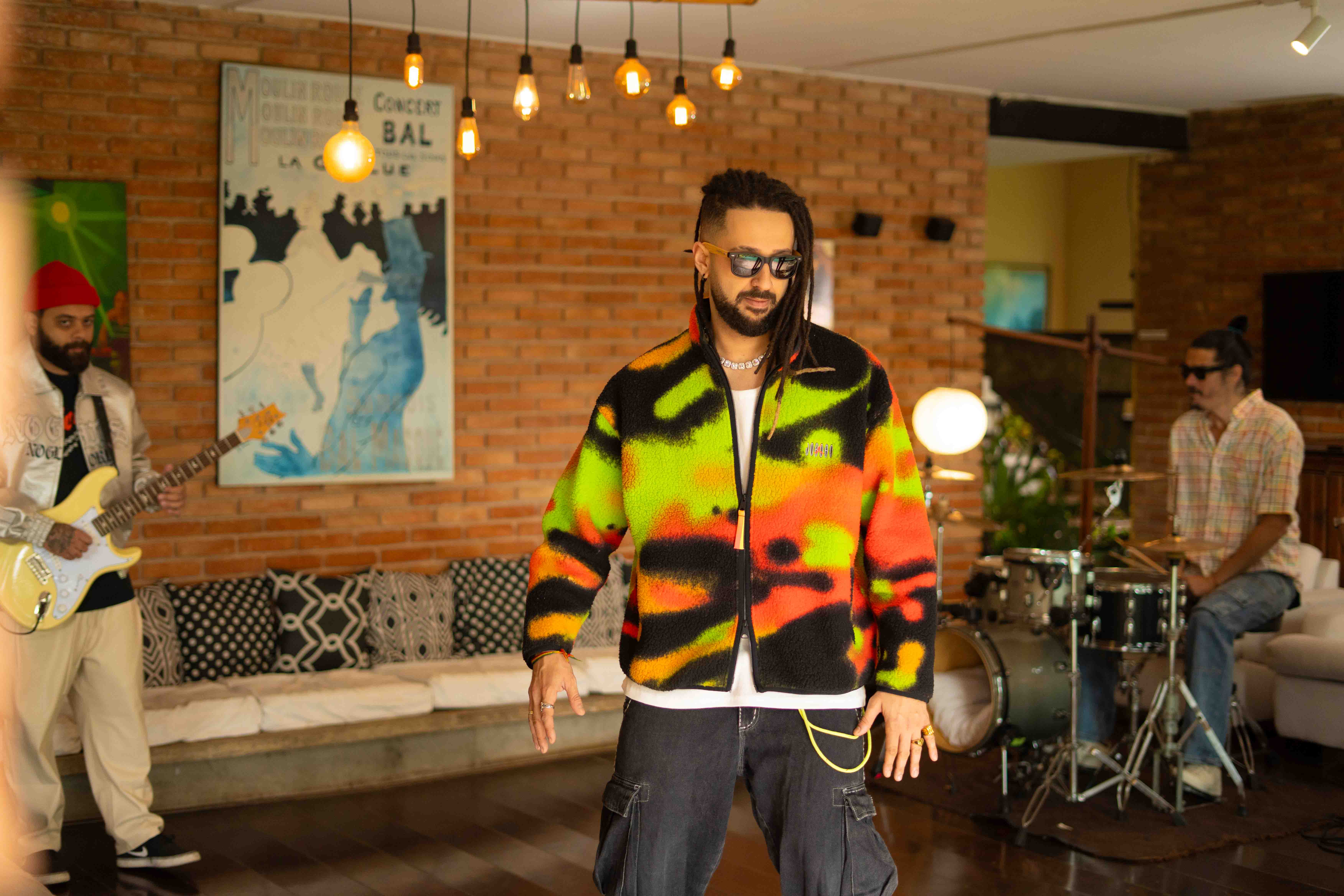 noticia Destaque do pop reggae, Julies comemora aniversário com o lançamento de “Quando o Amor Chamar” 