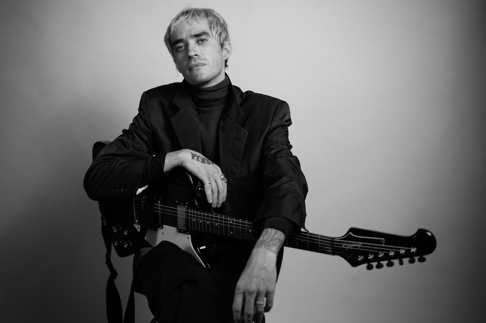 noticia Guirroh une disco music, rock e fé no single “Crente”