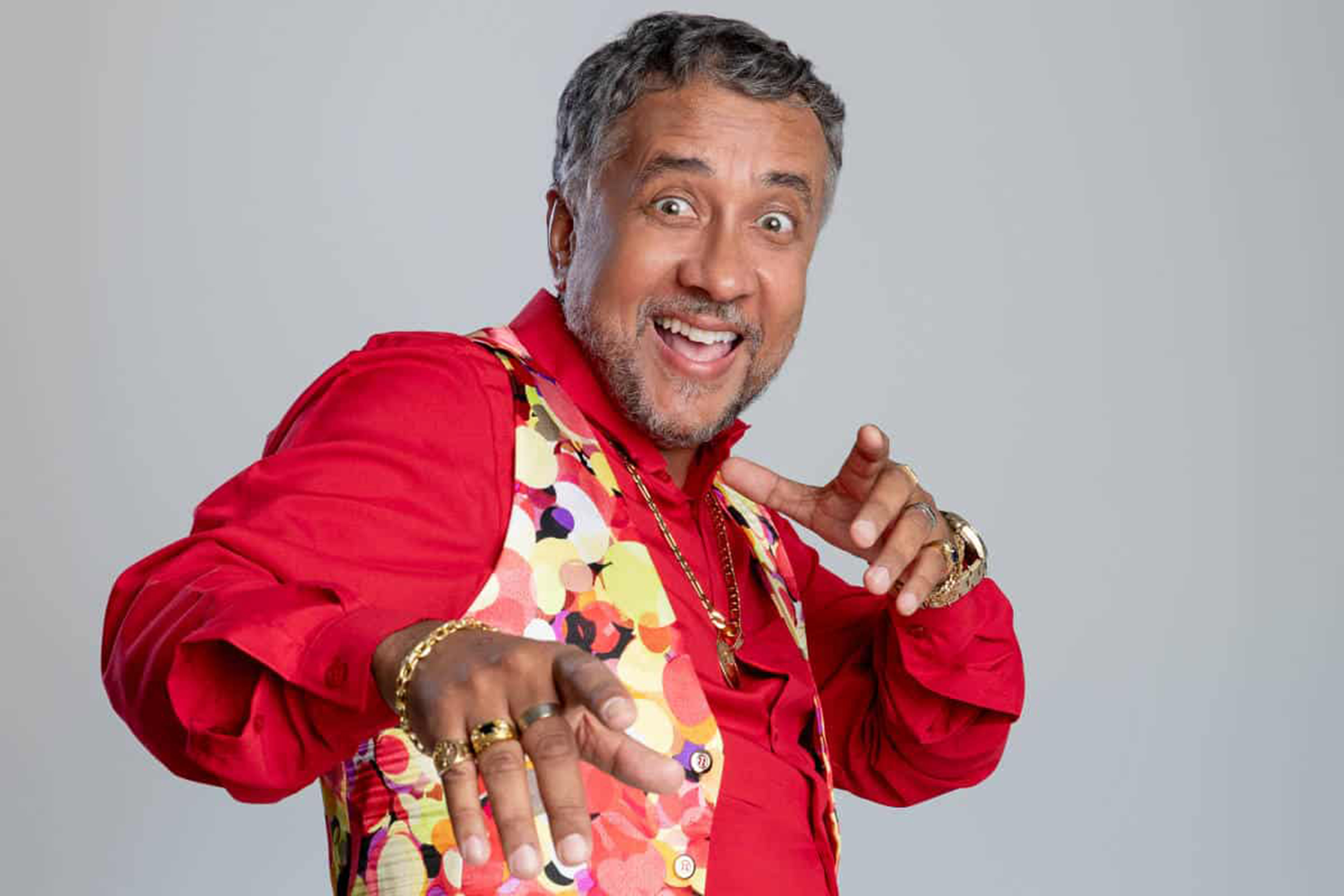 noticia Paulinho Gogó estreia seu novo show “Só e Bem Acompanhado” no Teatro da Ilha 