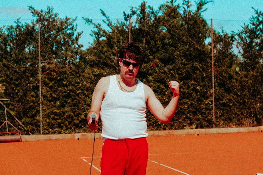 noticia Bonito, pop, fluido e excêntrico. Em novo EP, VINCES não tem vergonha de ser millennial