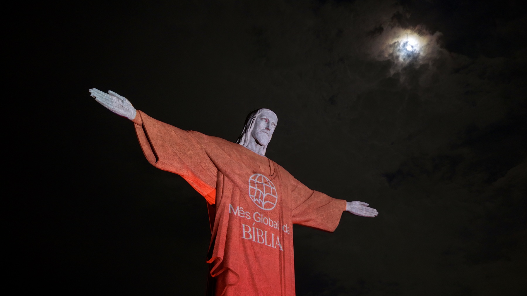 noticia YouVersion, criadora do aplicativo da Bíblia mais popular do mundo, celebra 1 bilhão de downloads com projeção no Cristo Redentor