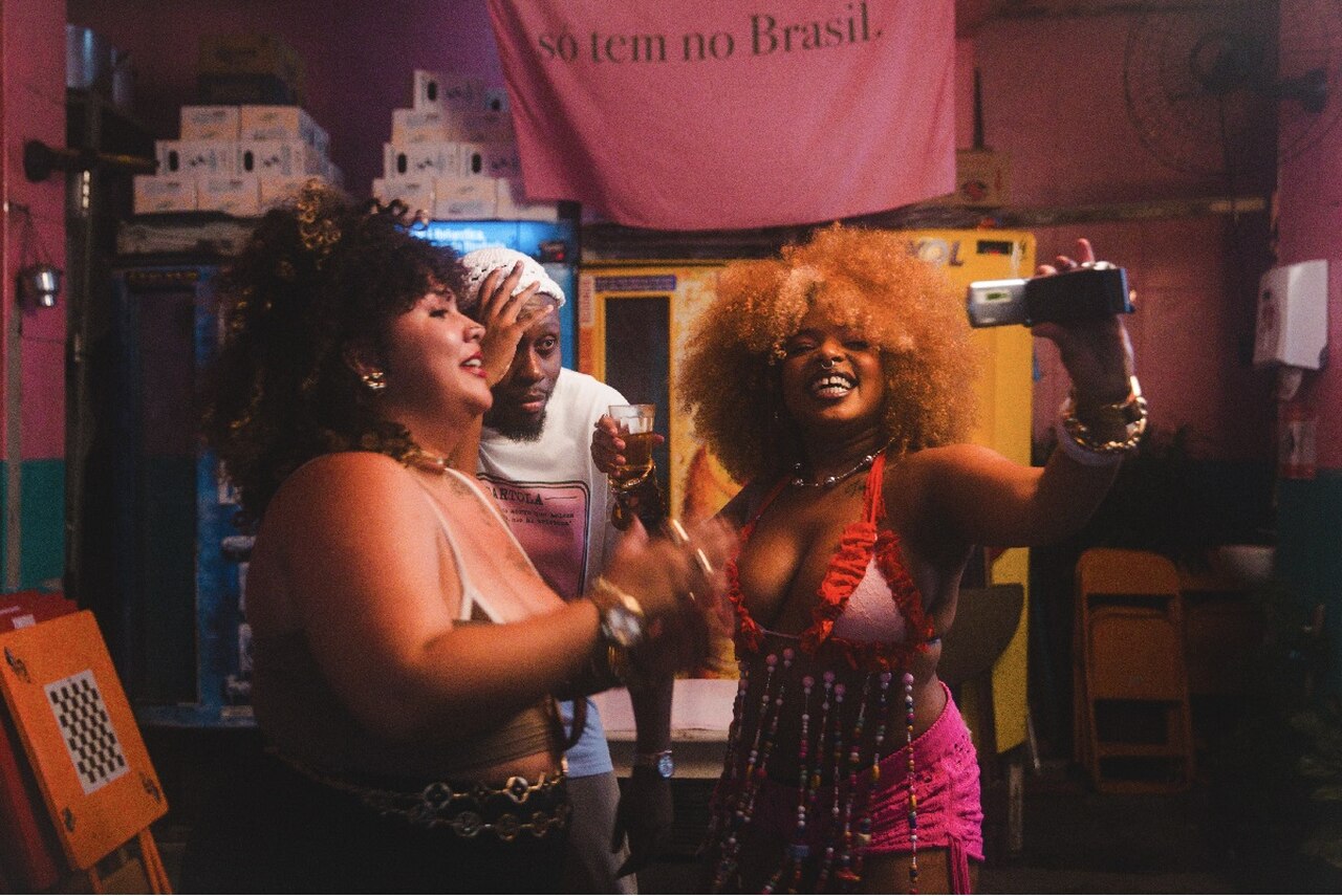 noticia - O verão começou cedo: KING Saints, Rincon Sapiência e Mac Júlia soltam um groove quente em “ai que vontade”