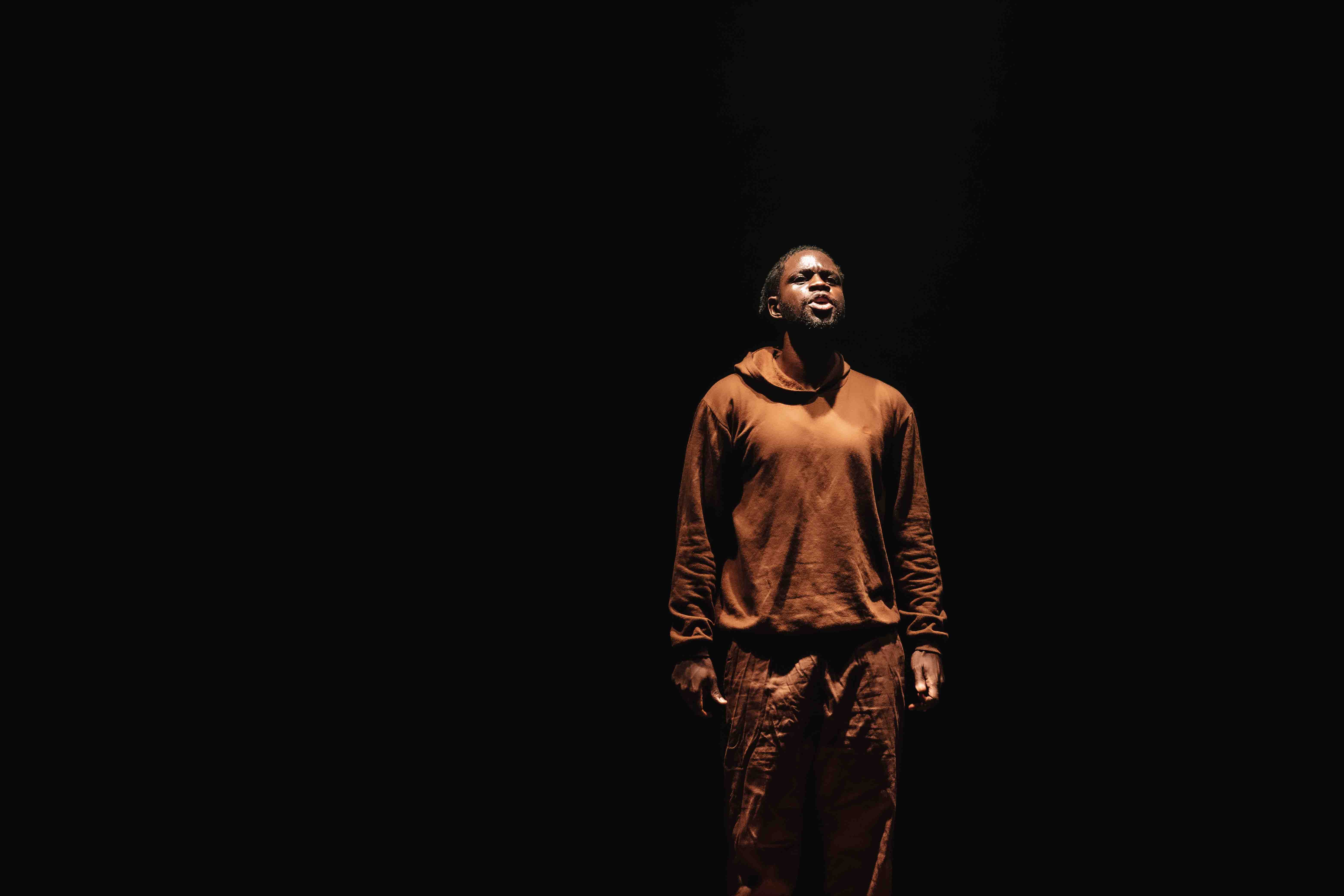 noticia Semana da Consciência Negra: Lucas Popeta chega ao Centro Cultural Justiça Federal com o aclamado monólogo “Quebrando Paradigmas”