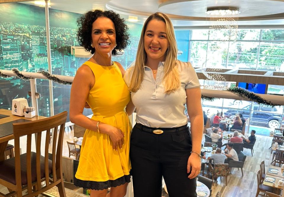 noticia Lucielma Cardeal reúne fãs em ação especial no Dunguinhas Burguer