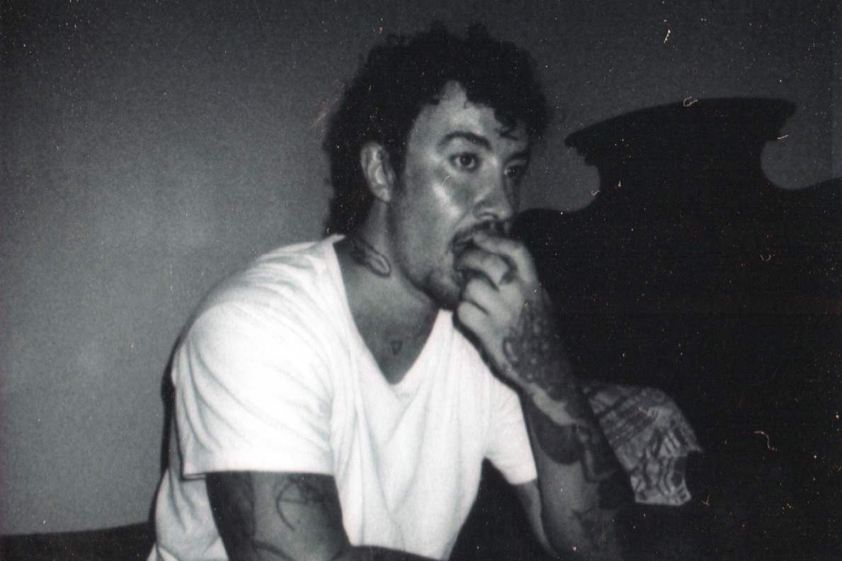 noticia CHAMELEO volta às raízes da vulnerabilidade pop e lança “Impostor”, um ‘reggaeton triste’ inspirado nos anos 1950