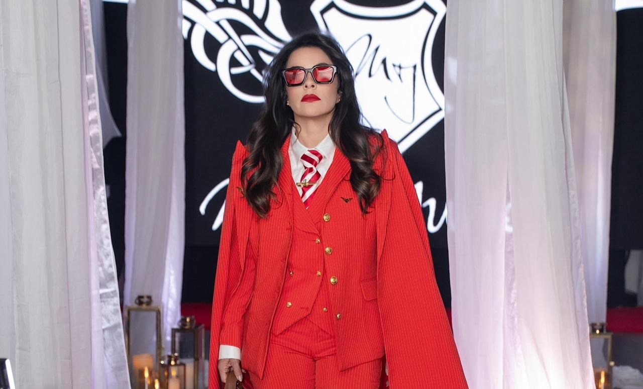 noticia Jaqueline Chaves vive momento de glamour ao cruzar passarela em desfile pop