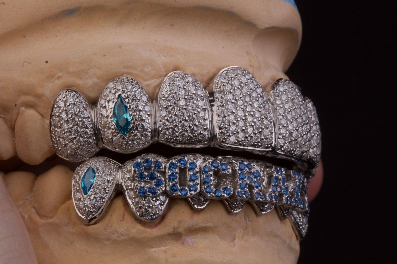 noticia Conheça a brasileira responsável pelos grillz de Ludmilla, Veigh, Wiu e outros nomes da música