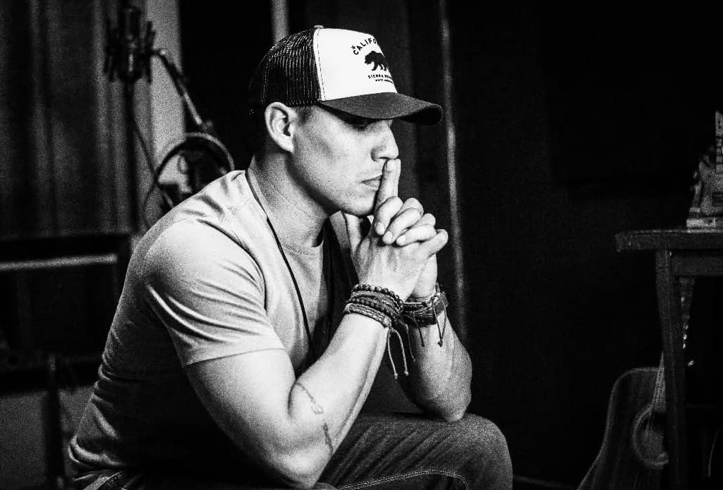 noticia Cantor Fabrício Marins anuncia novo single e convida o público à reflexão com “Sou Grato”