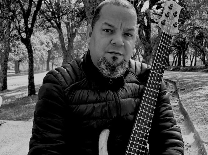 noticia LUCIANO VASCONCELOS DO BAIXO À PRODUÇÃO MUSICAL, UMA TRAJETÓRIA GLOBAL QUE CONECTA CULTURAS