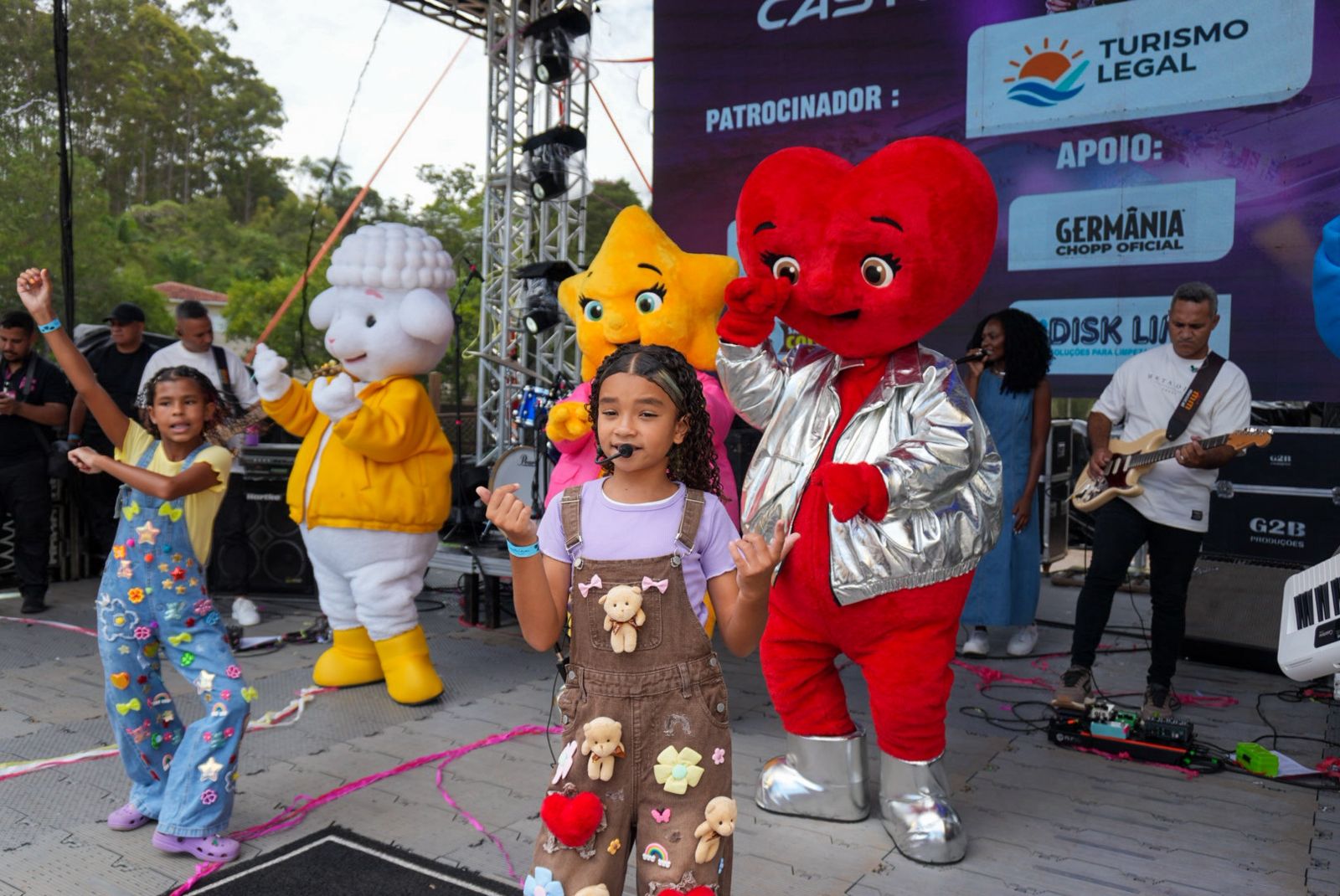 noticia Maria Pita emociona público ao abrir show de Ana Castela em Águas de Lindóia