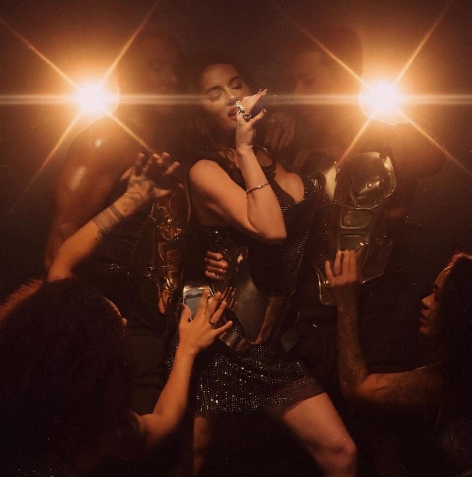 noticia Babi Falcão transforma histórias reais em música no lançamento de “Fugiu de Mim”