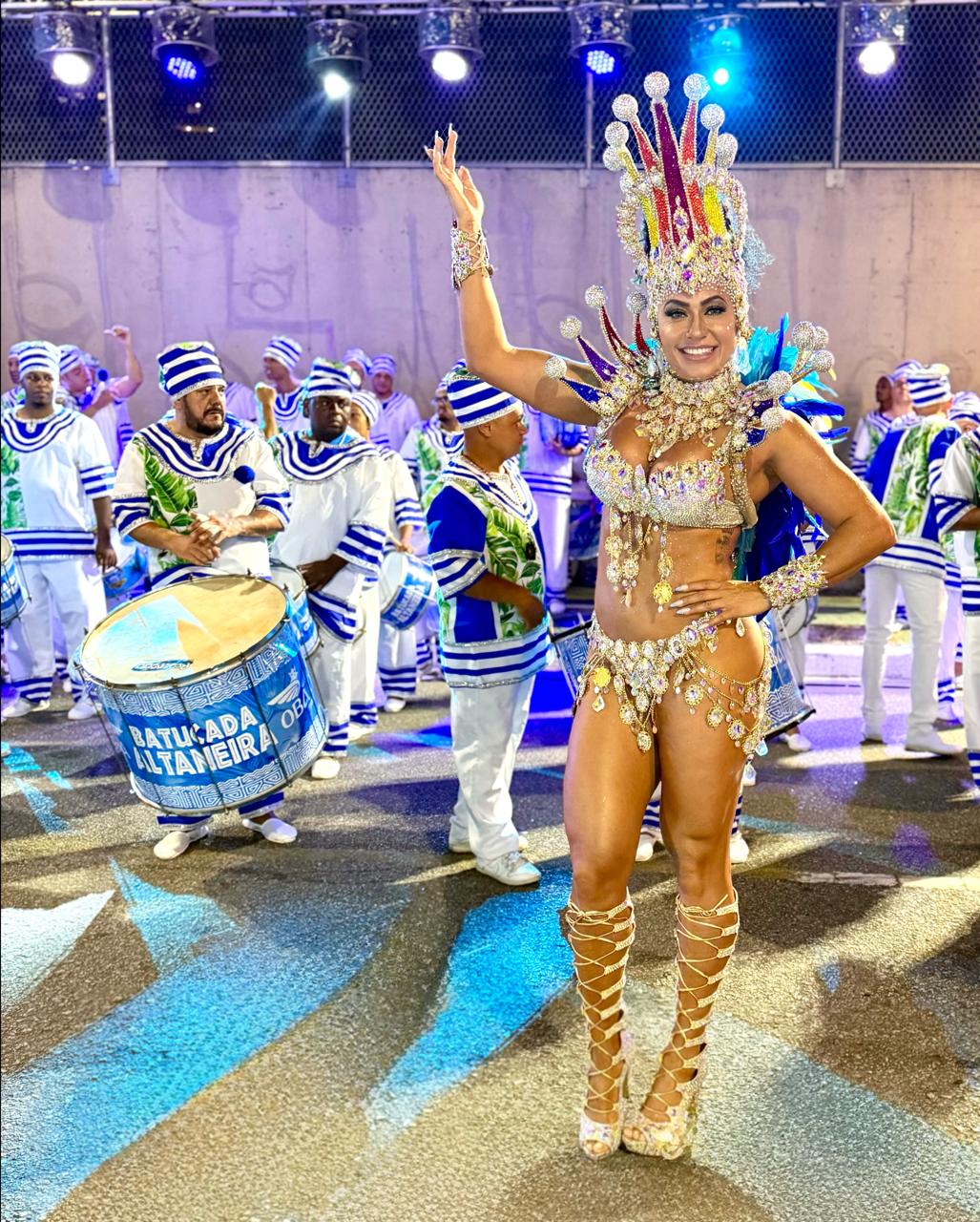 noticia  Entre sorte e samba, musa Adriana Santos marca a vitória da Oba Oba  campeã do acesso de bairros 2