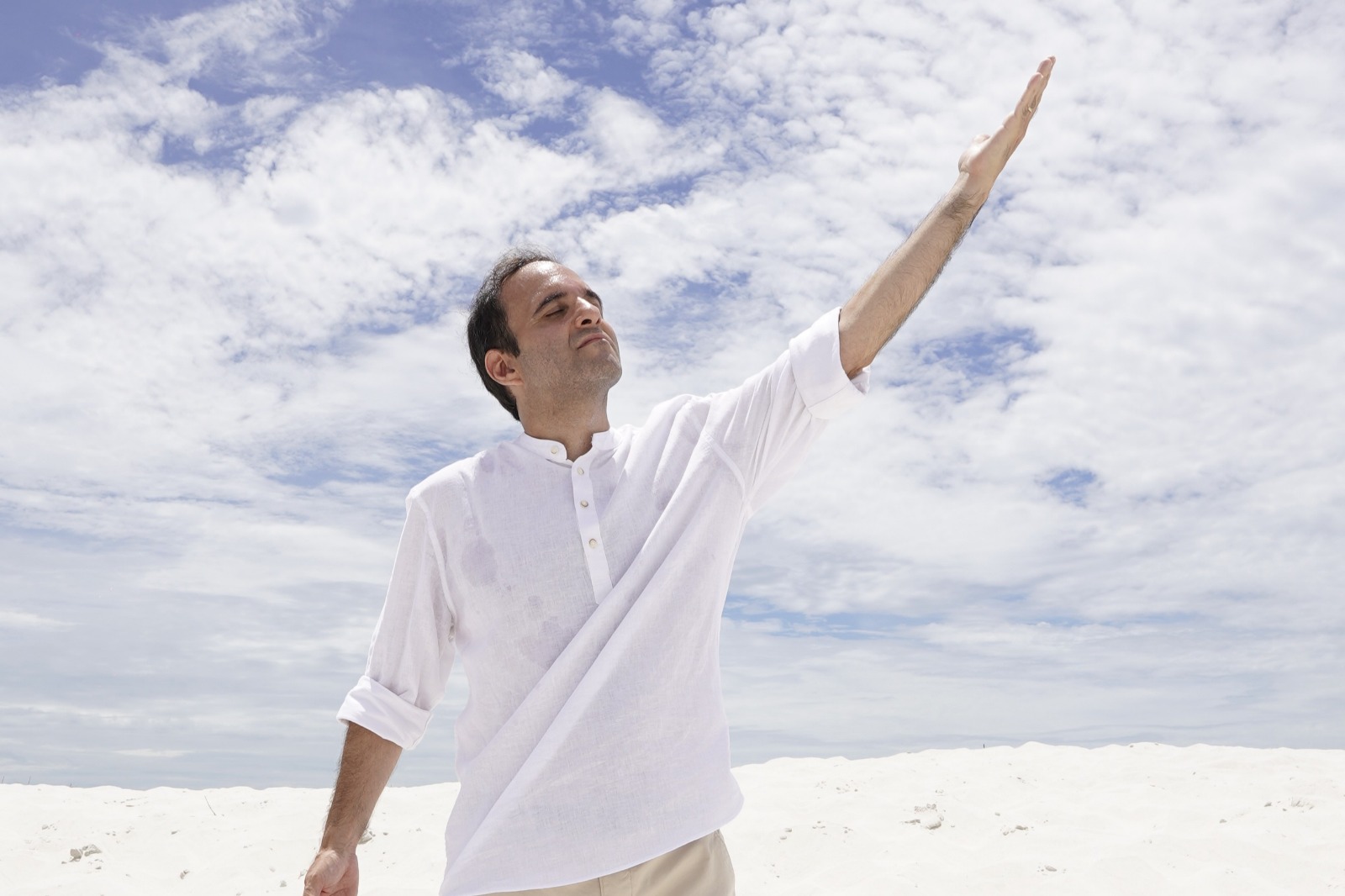 noticia Edu Silvera lança “Vou Confiar” e transforma música em experiência audiovisual nas dunas de Cabo Frio