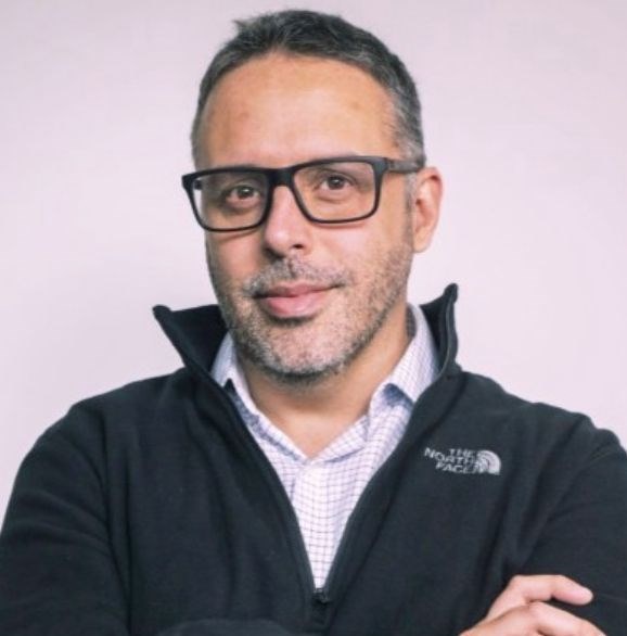 noticia Homem treina IA com mensagens da ex e transforma trauma em thriller literário