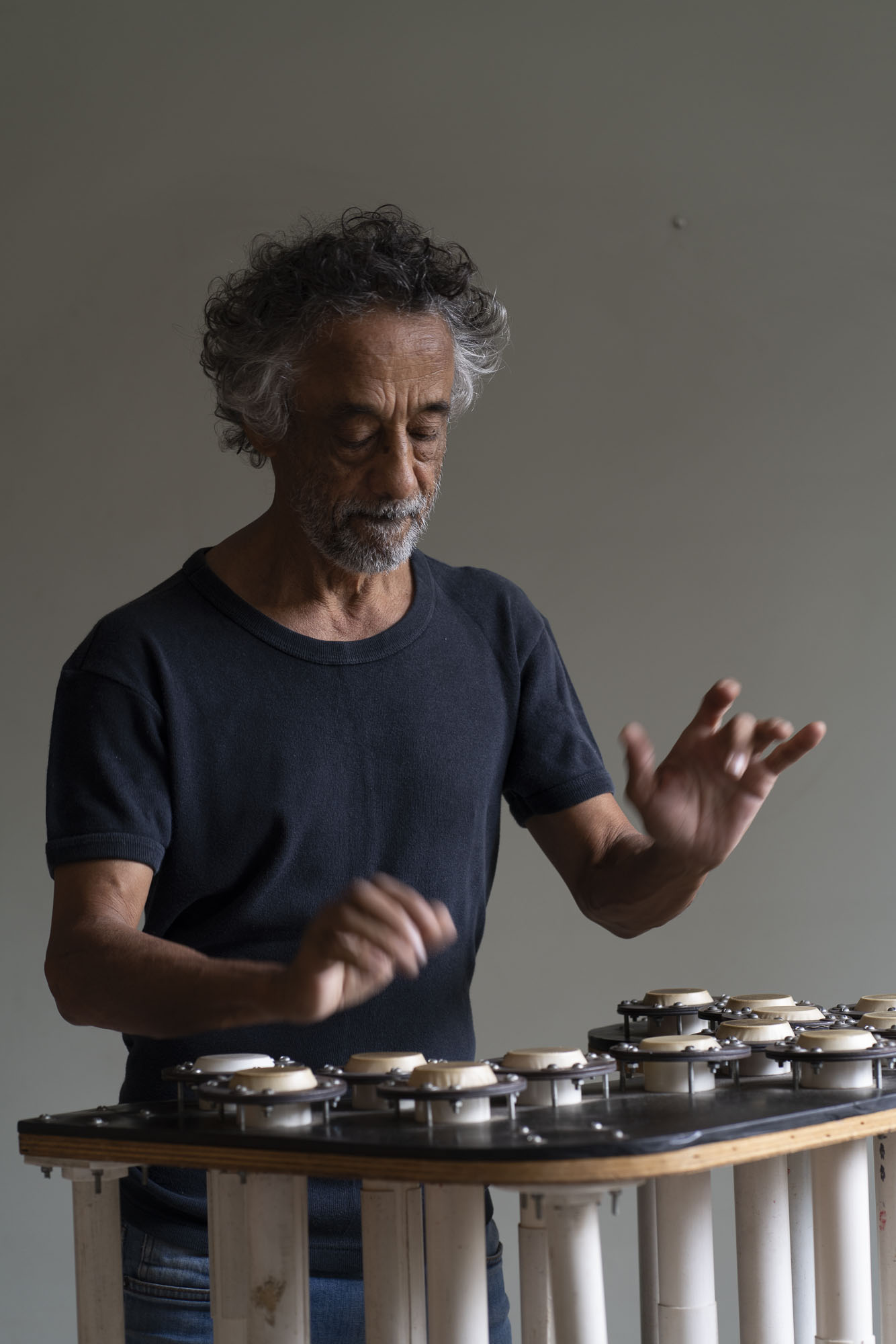 noticia 18/4 e 25/4- Paulo Santos, do grupo Uakti, segue com a circulação do álbum “ÁraTekoha” 