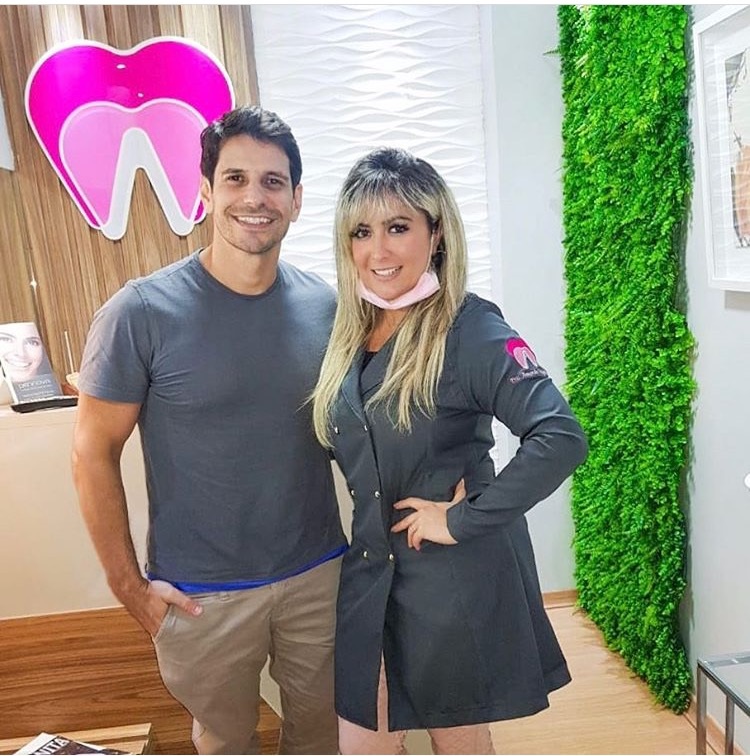 noticia Alexandre Barillari passa por sessão de clareamento dental 