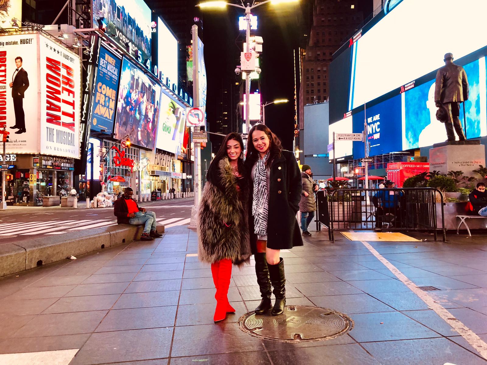 noticia Funkeira Mc Mirella posa de lingerie cinta liga em plena Times Square em NY