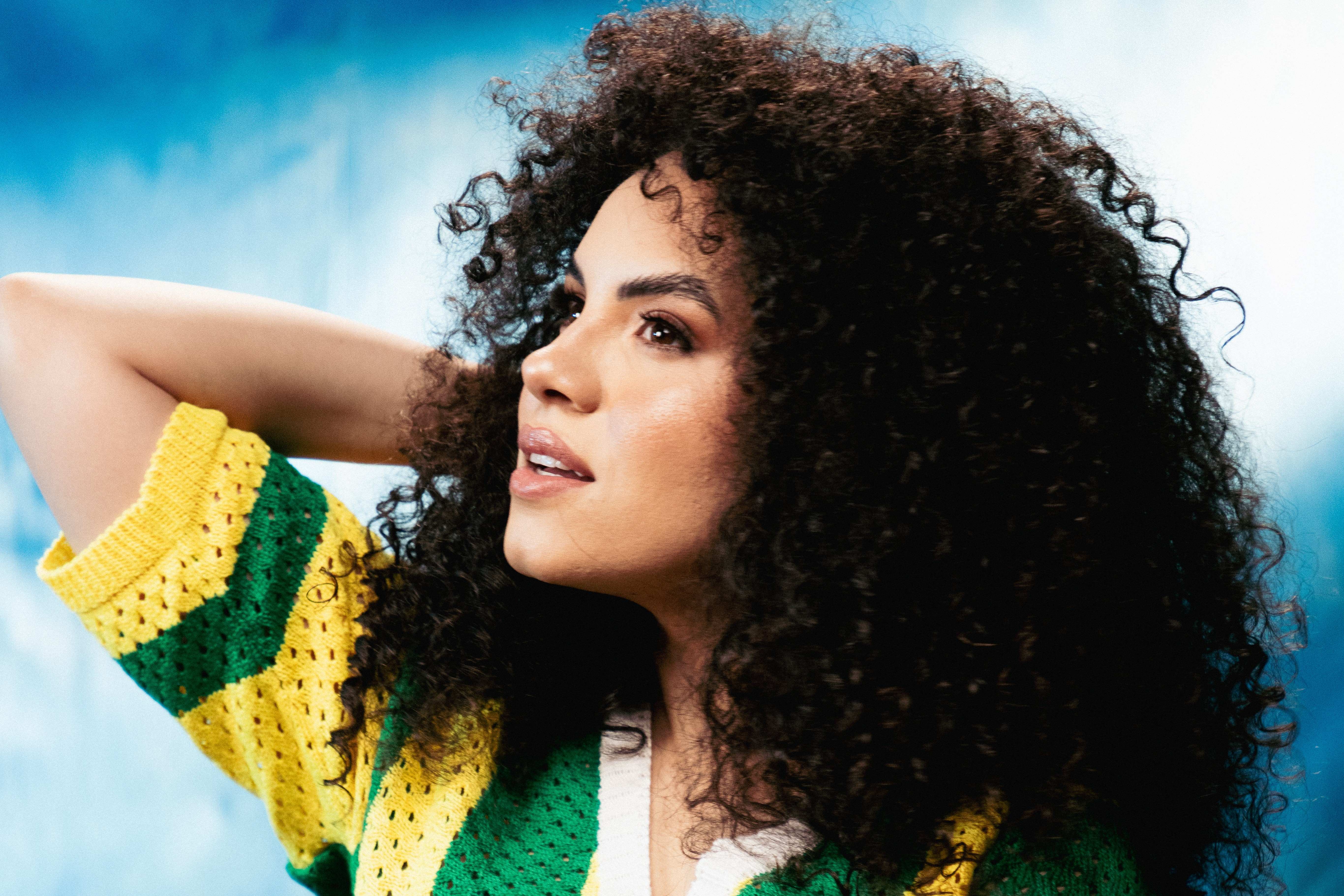 noticia Rebeca Carvalho lança versão remix da canção “Socorro” com elementos do funk e do samba