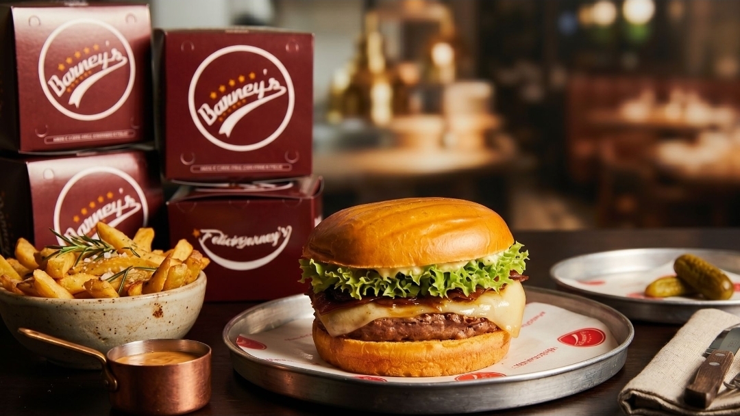 noticia Barney’s Burger celebra o Dia do Hambúrguer com smash grátis e copo exclusivo Coca-Cola