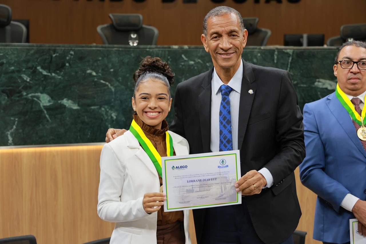 noticia Primeira cantora gospel a receber a honraria, Lorrane Luz, de Caldas Novas, é homenageada pela ALEGO em Goiânia