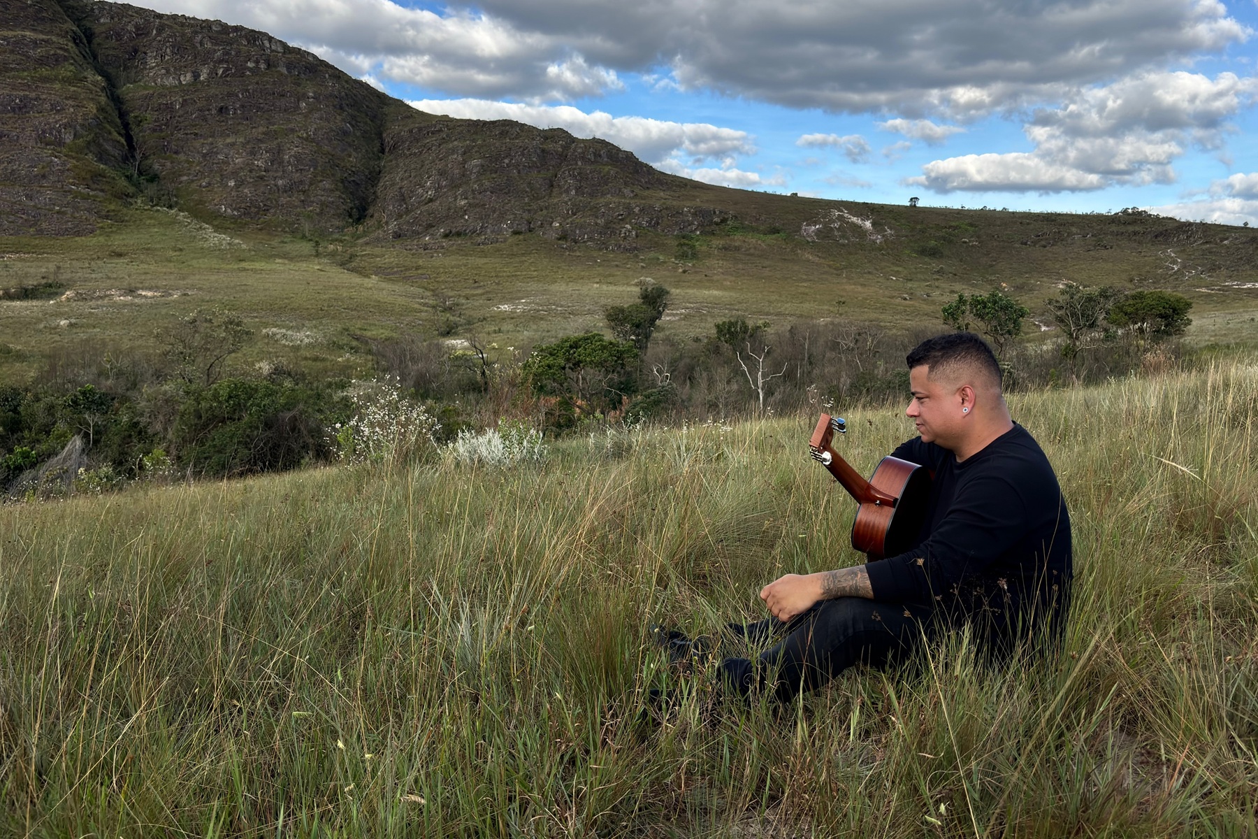 noticia Cantor gabrielfah lança “Chegou”, terceiro single do álbum e aposta no indie rock para falar sobre cura, afeto e renovação