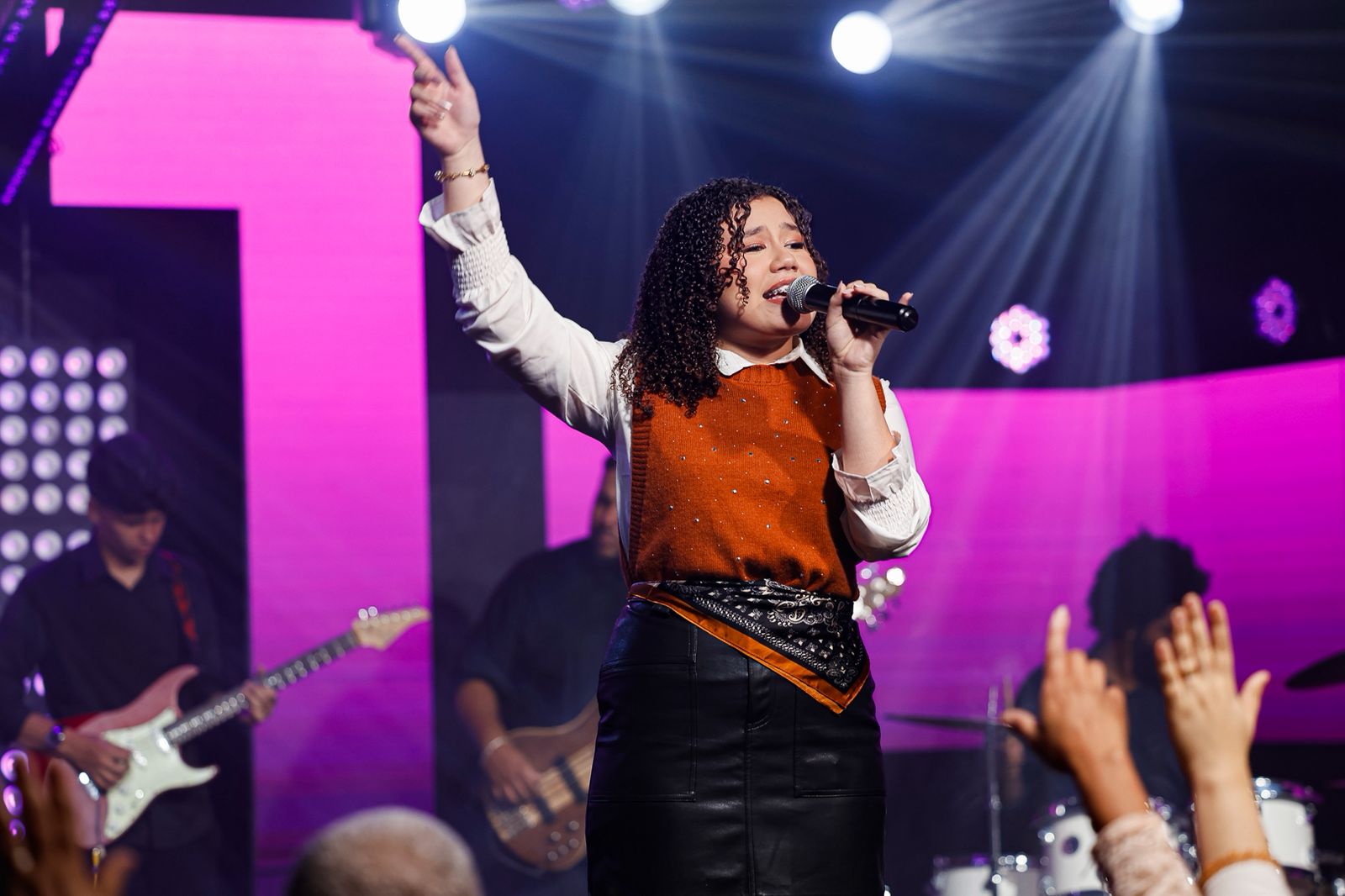noticia Após quatro anos de oração, Alana Araújo realiza sonho e lança single pela Todah Experience