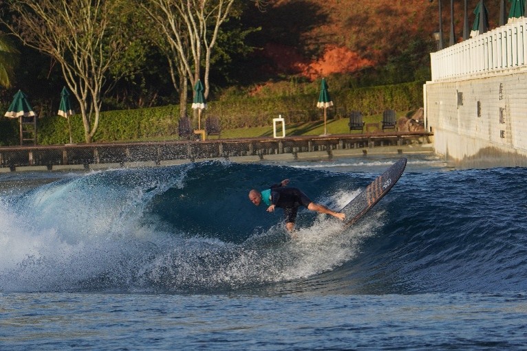 noticia Tricampeão mundial de longboard explora o potencial das ondas perfeitas das piscinas de surfe em SP