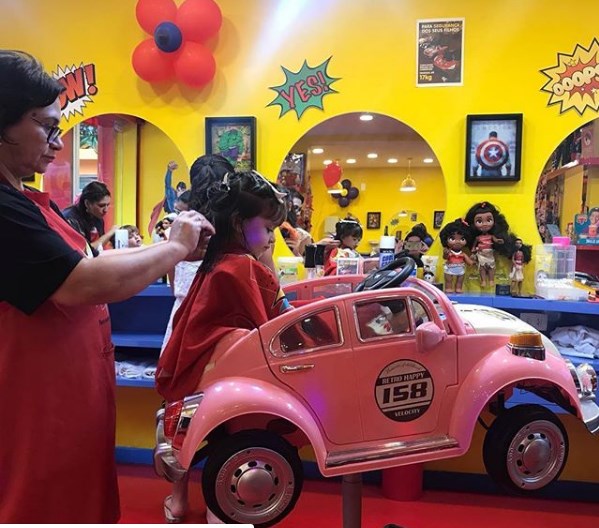 noticia Centro de estética infantil prepara pipoca, suco e videogame para crianças na hora do corte