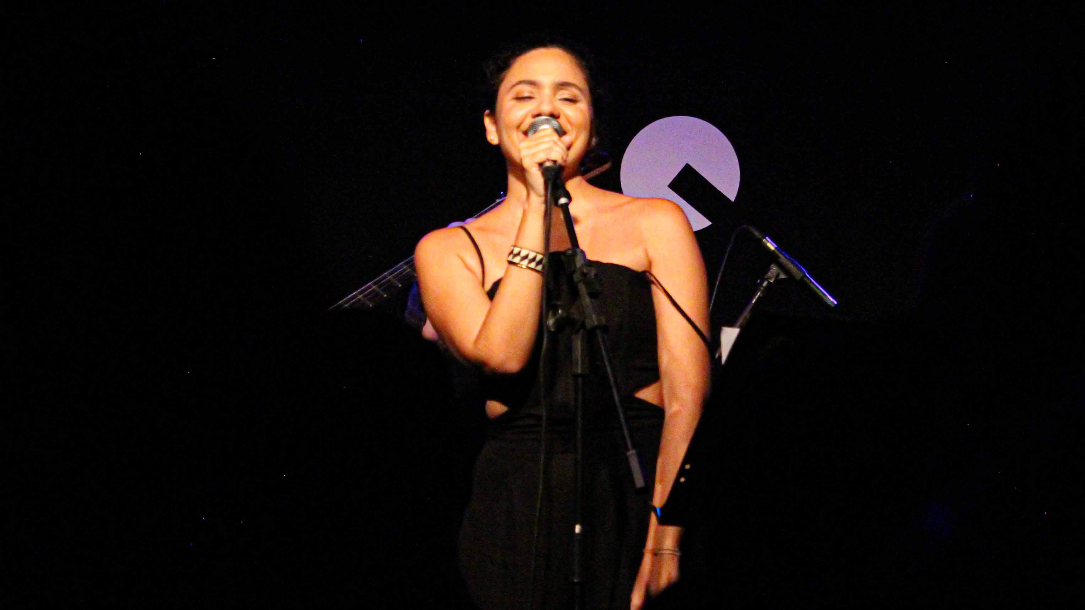 noticia Naiara Martins canta os “Brasis” em show no RJ