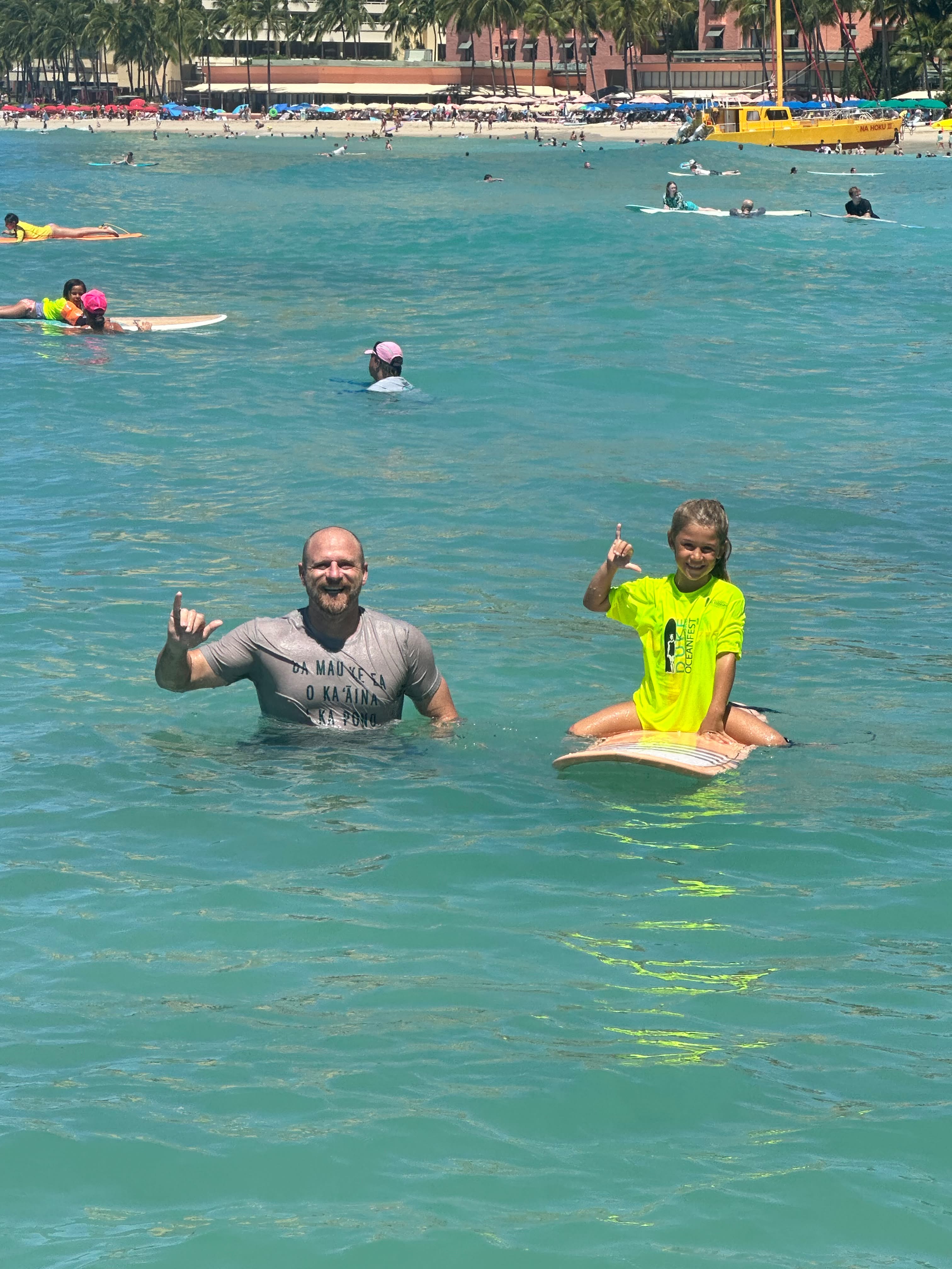 noticia Coral, filha do tricampeão mundial Phil Rajzman, participa do North Shore Menehune Surfing Championships, no Havaí