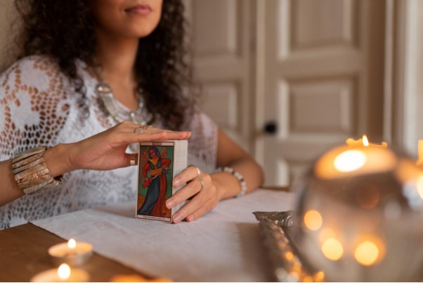 noticia 30% dos adultos recorrem à astrologia, tarô ou videntes ao menos uma vez por ano