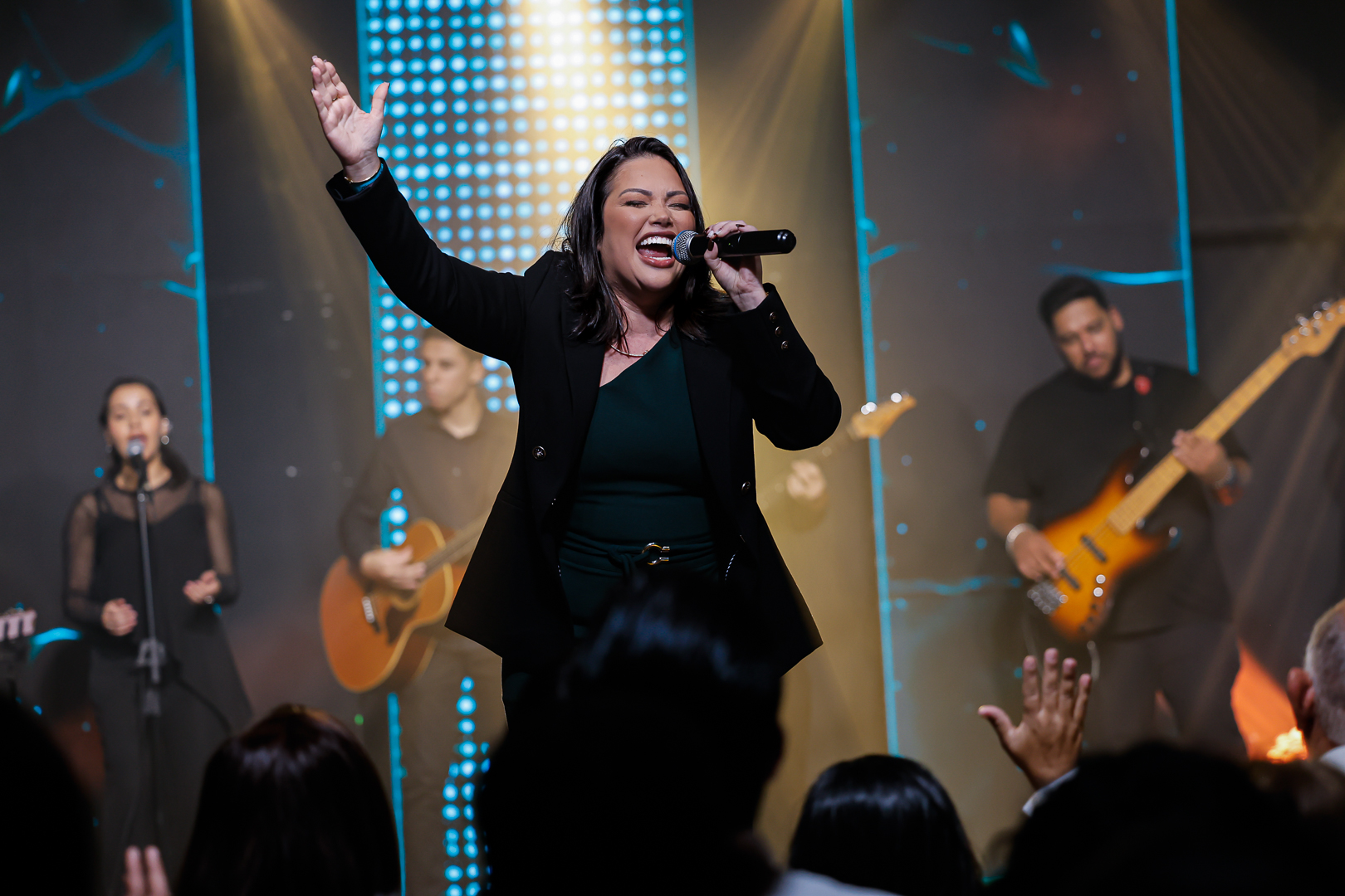 noticia Com “Ele é Grande”, Cindy Tápia marca sua estreia musical pela Todah Experience Live
