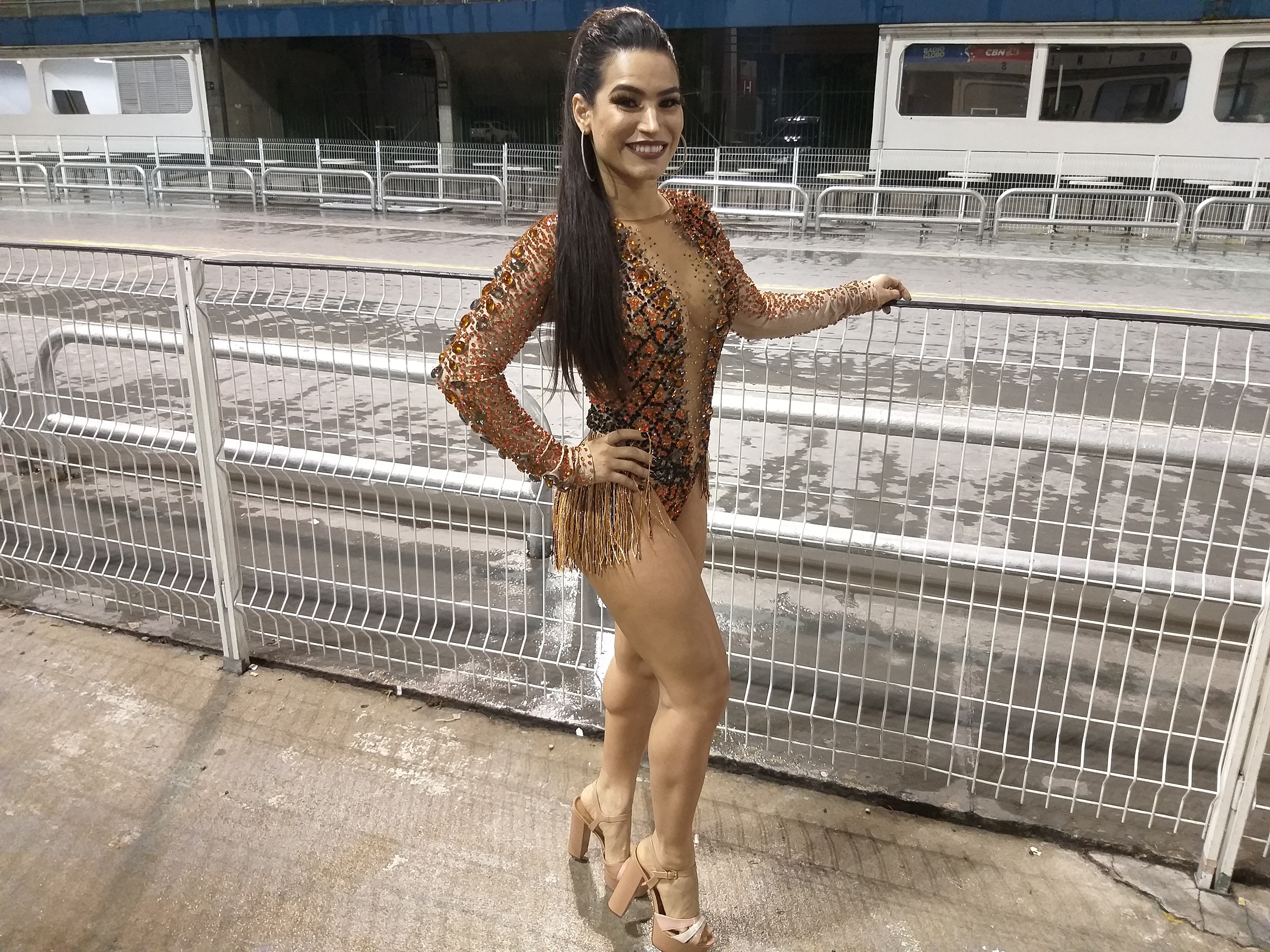 noticia Ex Vice Miss Bumbum Raissa Barbosa chega atrasada para ensaio técnico no sambódromo de SP e pula a grade de proteção com ajuda de folião