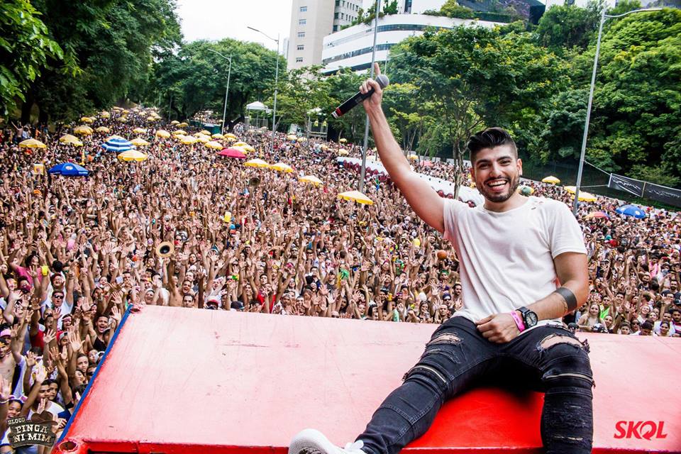 noticia Cantor sertanejo Felipe Ossani é atração do Bloco da Salete Campari neste domingo