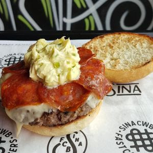 noticia SINA Fast Casual Burgers lança hambúrguer especial em março 
