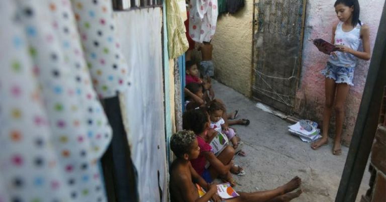 noticia Menina de 11 anos transforma becos de comunidade em sala de aula para crianças 