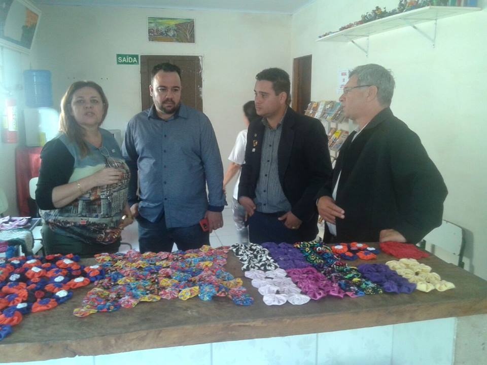 noticia Presidentes municipais admirando os trabalhos das artesãs da ONG FRUTOS DO AMANHÃ.