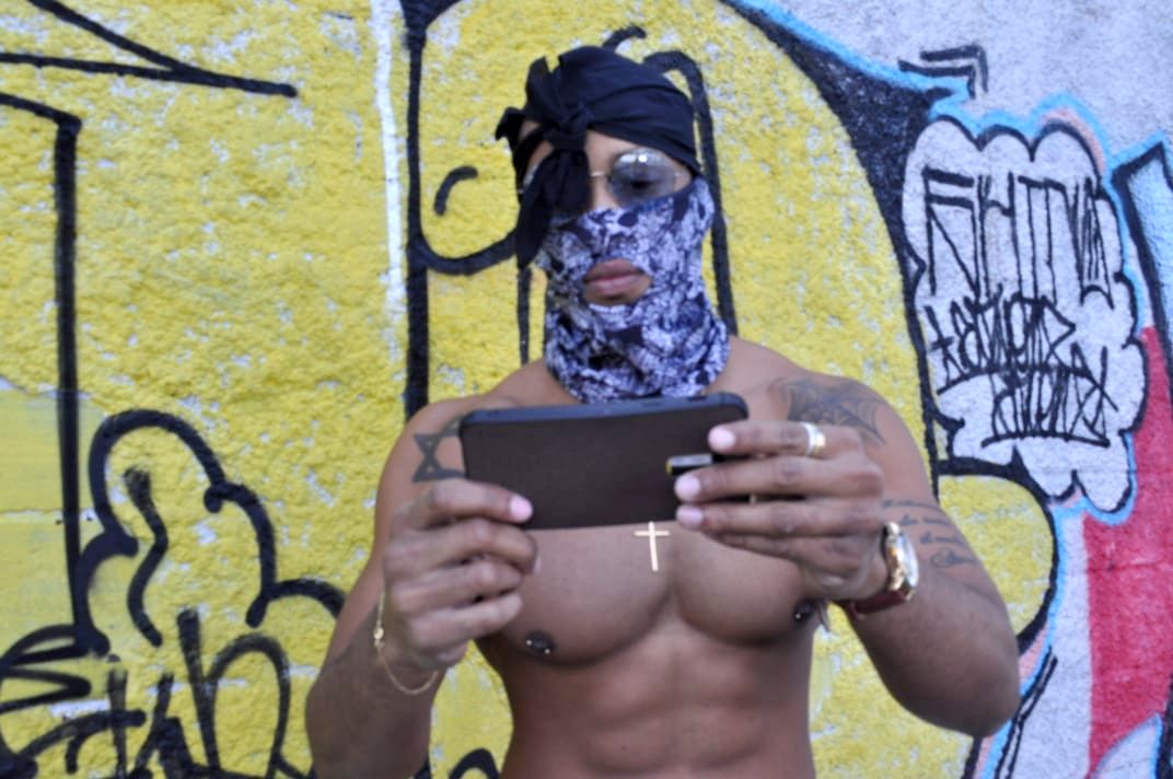 noticia Misterioso Mc Mascarado do Funk surge na mídia com o hits 'Sarradinha no Popo'