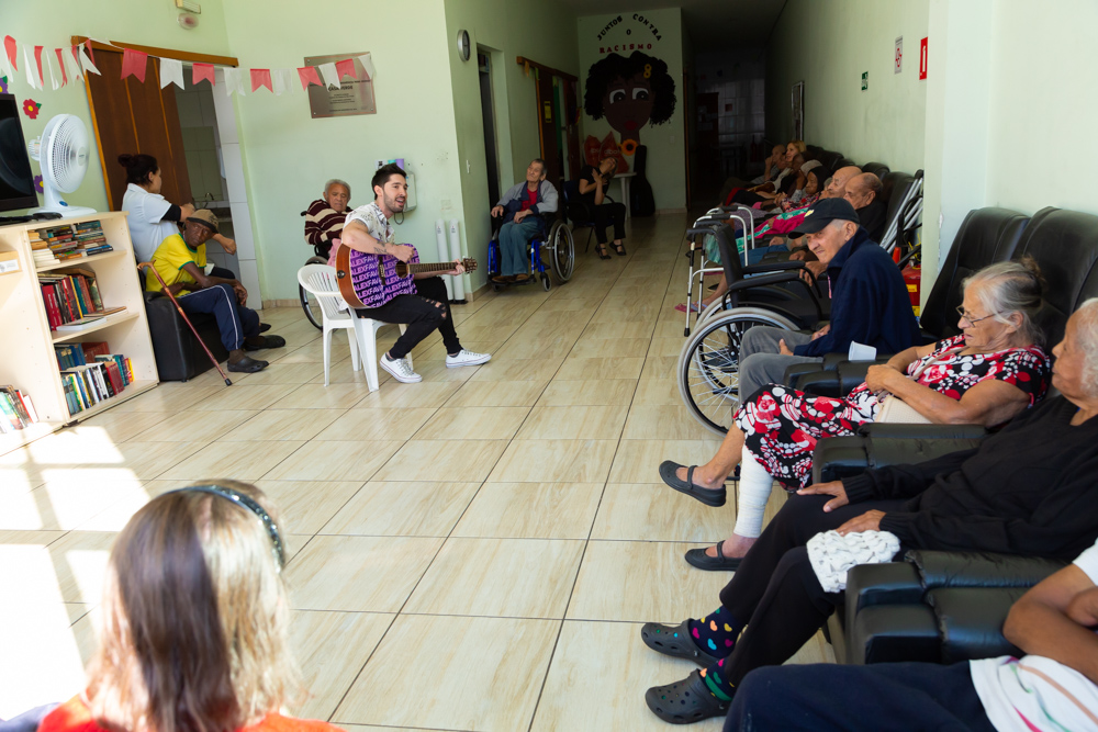 noticia Alex Fava comemorou um ano do Projeto Consciência com visita à casa de repouso