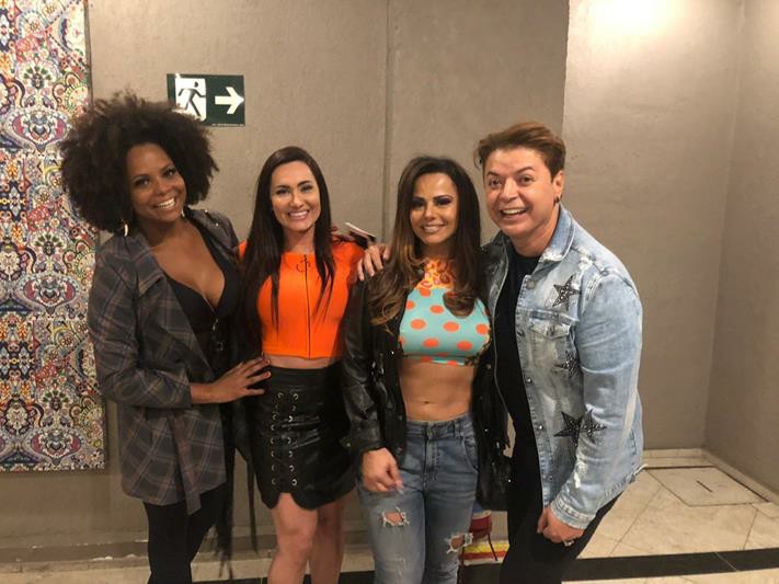 noticia Viviane Araujo mostra a boa forma e recebe David Brazil na plateia