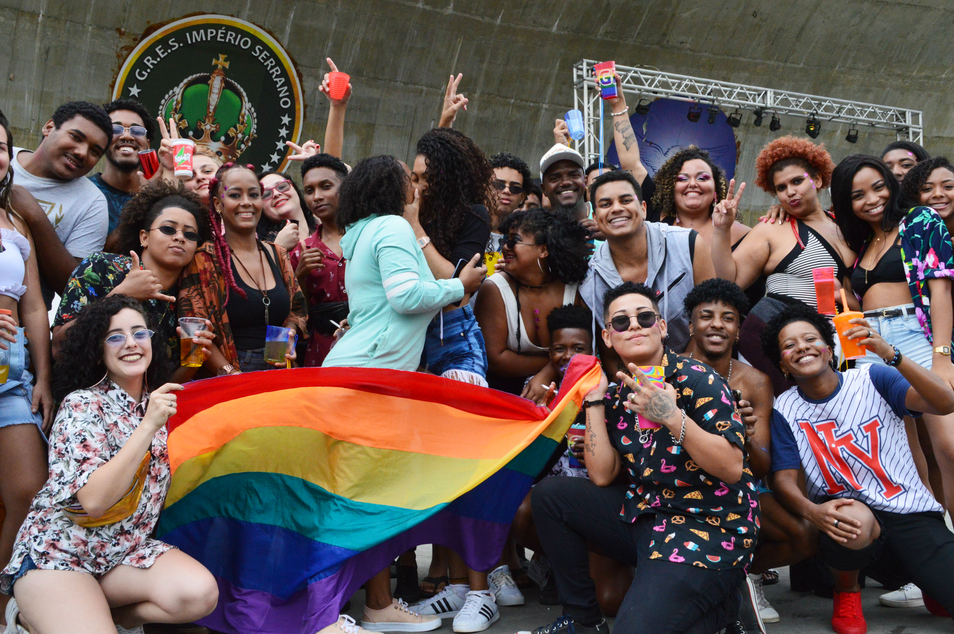noticia Muita cor e brilho, Pré-Parada LGBT de Madureira lota palco do samba