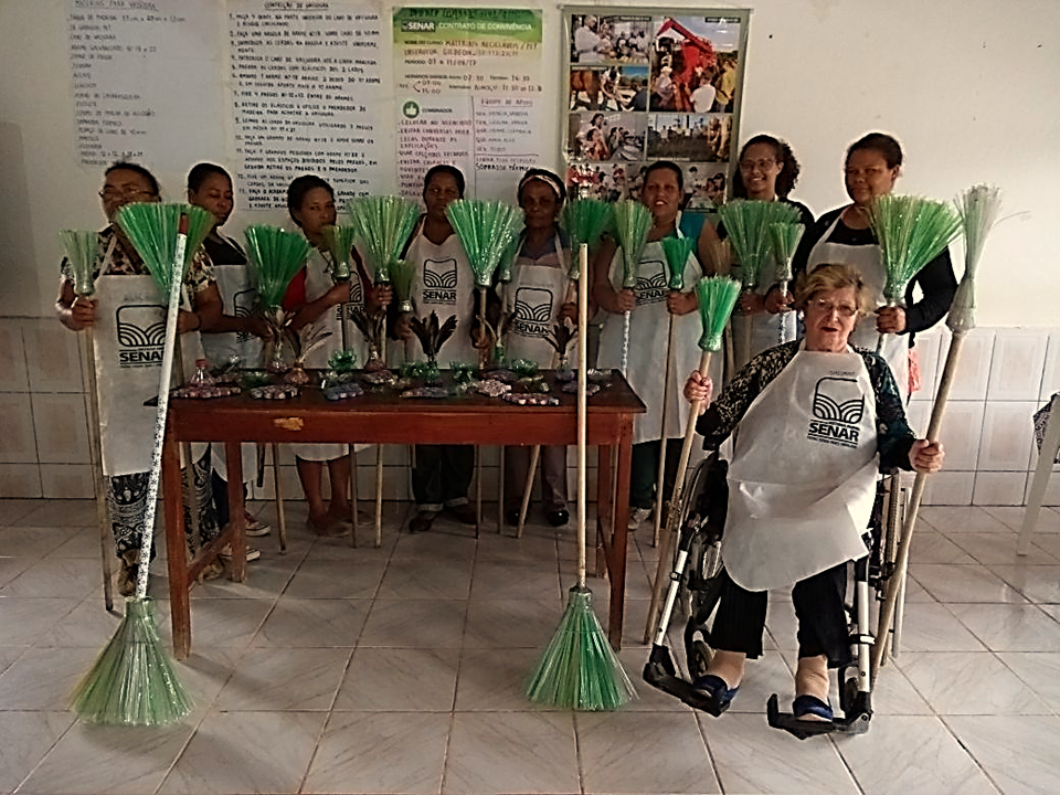 noticia PARCERIA ENTRE SINDICATOS PROMOVE CURSO DE RECICLAGEM COM GARRAFAS PET EM POTÉ, MG