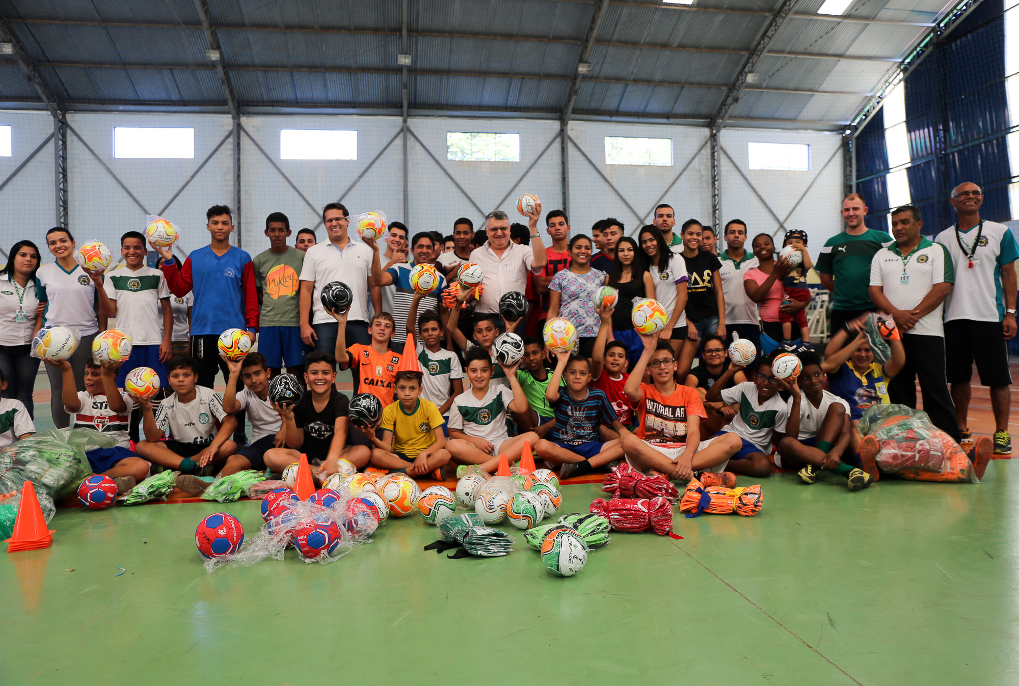 noticia Prefeitura de Louveira entrega Materiais Esportivos para alunos de varias modalidades.
