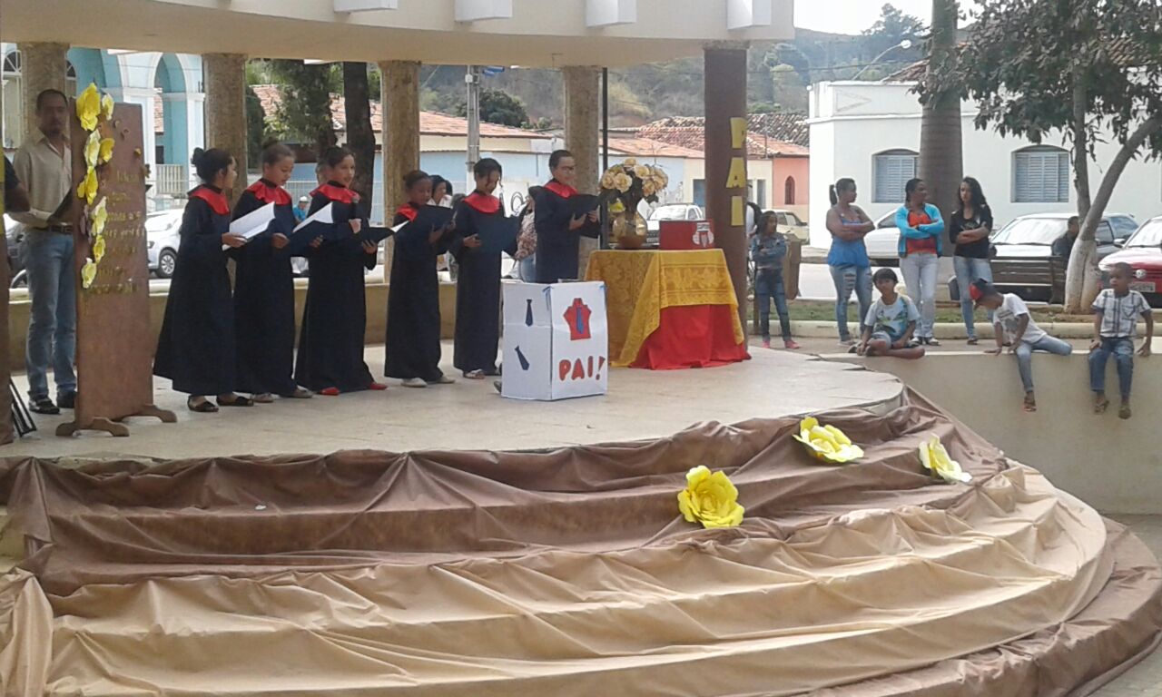 noticia HOJE A PRAÇA FOI DOS PAIS. POR FÁTIMA PÊGO